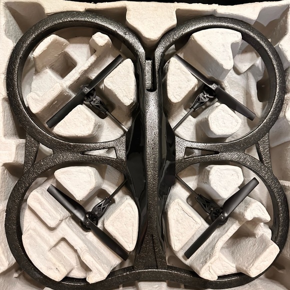 PARROT AR. DRONE 2.0 ELITEl EDITION QUADRICOPTER - WiFi - Free iOS & Android - Picture 4 of 16